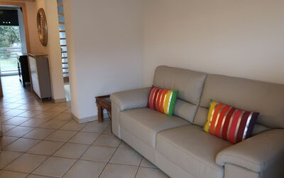 Tasman S12 2 100.47: Mobilia, Divano, Legna, Comfort, Divano Letto, Interior Design, Soggiorno, Pavimento, Pavimentazione, Tavolo