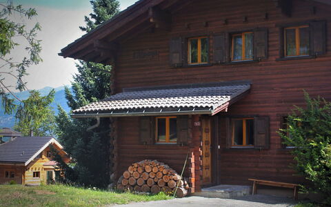 L'Alpage: Pianta, Costruzione, Finestra, Cielo, Albero, Legna, Casa, Nube, Villetta, Raccordo