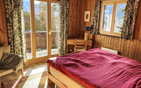 L'Alpage: Mobilia, Legna, Camera Da Letto, Interior Design, Pavimento, Letto, Lenzuolo, Pavimentazione, Camera, Illuminazione