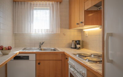 Sources 4110 150.18: Marrone, Cabinetry, Lavandino Della Cucina, Proprietà, Controsoffitto, Lavello, Mobilia, Cucina, Legna, Finestra