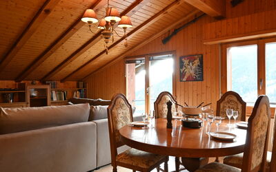 Ovronnaz 240: Tavolo, Proprietà, Mobilia, Finestra, Legna, Interior Design, Illuminazione, Sedia, Divano, Costruzione