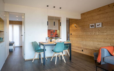 Plein Soleil a 9 255.4: Tavolo, Mobilia, Legna, Sedia, Pavimentazione, Soggiorno, Pavimento, Pianta Della Casa, Color Legno