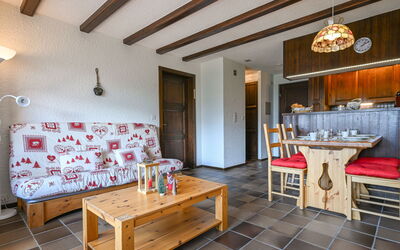 Centaure B 103 290.8: Tavolo, Mobilia, Proprietà, Legna, Interior Design, Soggiorno, Architettura, Controsoffitto, Pavimento, Pavimentazione