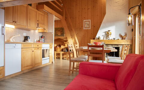Pinot Gris Combles: Mobilia, Legna, Interior Design, Camera, Villetta, Latifoglie, Soffitto, Sedia, Color Legno, Log Cabin