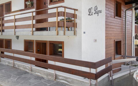 Pigne 1: Legna, Porta, Color Legno, Latifoglie, Balcone, Le Scale, Corrimano, Porta A Casa, Plank, Hotel