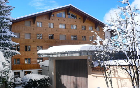 Mondzeu A258: Cielo, Costruzione, Neve, Proprietà, Pianta, Finestra, Albero, Casa, Architettura, Quartiere