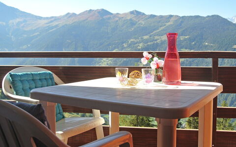 Mondzeu A258: Tavolo, Mobilia, Vacanza, Cielo, Camera, Montagna, Ristorante, Paesaggio, Tavolo Esterno, Casa