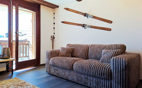 Mondzeu A258: Mobilia, Divano, Legna, Soggiorno, Interior Design, Pavimentazione, Pavimento, Camera, Appartamento
