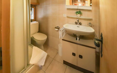 Château Lapin: Rubinetto, Specchio, Idraulico Fixture, Lavandino Del Bagno, Lavello, Mobilia, Proprietà, Cabinetry, Mobiletto Del Bagno, Costruzione