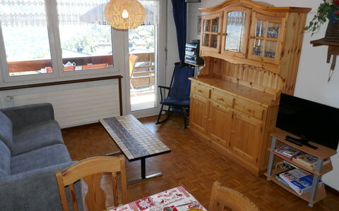 Nendaz 100: Mobilia, Tavolo, Proprietà, Divano, Cabinetry, Legna, Interior Design, Televisione, Soggiorno, Pavimentazione