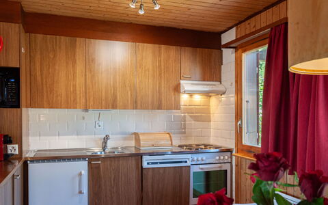 Le Hibou: Cabinetry, Proprietà, Costruzione, Controsoffitto, Fiore, Legna, Lavello, Finestra, Illuminazione, Cucina
