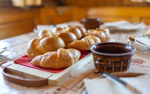 L'Alouette: Tavolo, Cibo, Tavola, Ingrediente, Dishware, Piatto, Serveware
