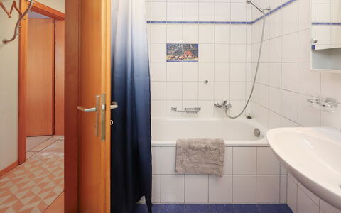 Lara: Bagno, Idraulico Fixture, Pavimentazione, Interior Design, Pavimento, Vasca Da Bagno, Idraulico, Rubinetto, Lavandino Del Bagno, Camera