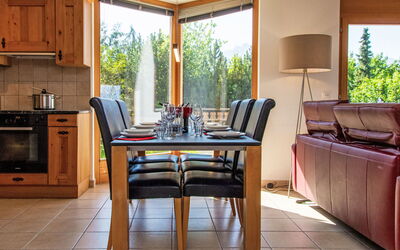 Nendaz 220: Proprietà, Mobilia, Cabinetry, Tavolo, Controsoffitto, Legna, Sedia, Pianta, Illuminazione, Interior Design