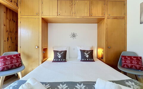 Mont-Rouge: Mobilia, Interior Design, Letto, Pavimento, Camera Da Letto, Pavimentazione, Parete, Legna, Soffitto, Camera