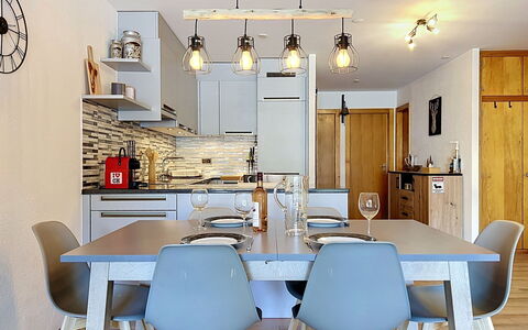 Mont-Rouge: Mobilia, Interior Design, Lampada, Parete, Sedia, Pavimentazione, Soffitto, Legna, Cucina & Sala Da Pranzo Tavolo, Sala Da Pranzo