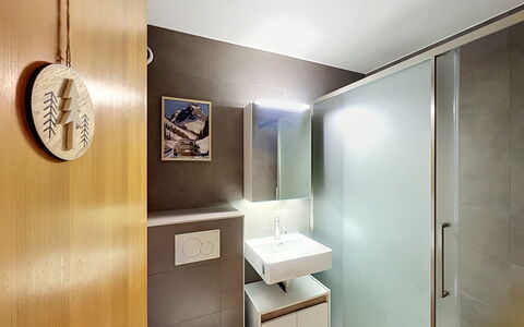 Mont-Rouge: Pavimentazione, Interior Design, Parete, Pavimento, Idraulico Fixture, Legna, Soffitto, Illuminazione, Bagno, Lavello
