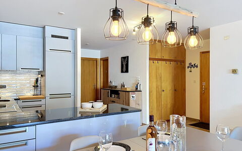 Mont-Rouge: Mobilia, Interior Design, Cucina, Lampada, Controsoffitto, Soffitto, Legna, Pavimentazione, Lampadario, Illuminazione
