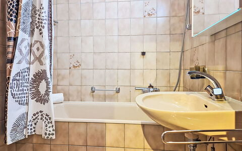 Foret E3: Bagno, Idraulico Fixture, Lavandino Del Bagno, Interior Design, Pavimentazione, Pavimento, Lavello, Vasca Da Bagno, Rubinetto, Gabinetto