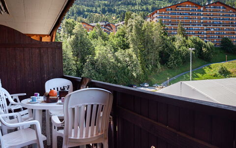 Nendaz 340: Tavolo, Mobilia, Proprietà, Costruzione, Sedia, Pianta, Cielo, Shade, Illuminazione, Legna