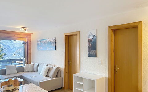 Nendaz 390: Mobilia, Interior Design, Legna, Camera, Pavimentazione, Soffitto, Pavimento, Divano, Tavolo, Appartamento