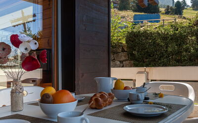 Nendaz 390: Tavola, Tavolo, Proprietà, Mobilia, Pianta, Dishware, Costruzione, Finestra, Cibo, Interior Design