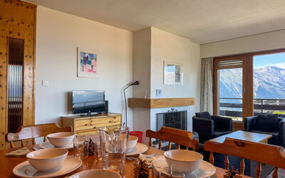 Christiania i F6 400.33: Legna, Soffitto, Mobilia, Interior Design, Pavimentazione, Pavimento, Camera, Sedia, Soggiorno, Appartamento