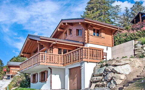 Marella: Casa, Tetto, Casa, Villetta, Portico, Estate, Balcone, Pendenza, Larice, Villaggio