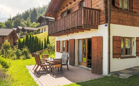 Chalet Picardie: Pianta, Costruzione, Proprietà, Finestra, Cielo, Albero, Legna, Sedia, Porta, Zona Residenziale