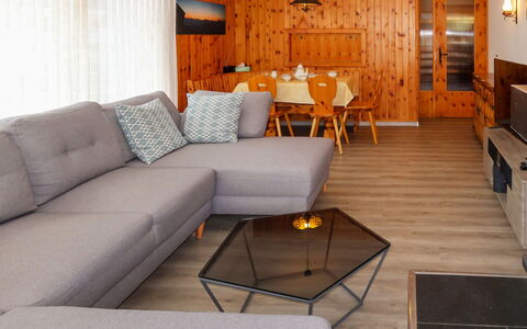 Nendaz 600: Tavolo, Mobilia, Proprietà, Divano, Interior Design, Illuminazione, Legna, Architettura, Divano Letto, Pavimento