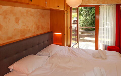 Nendaz 600: Mobilia, Comfort, Costruzione, Legna, Tessile, Arancia, Shade, Illuminazione, Interior Design, Pavimento