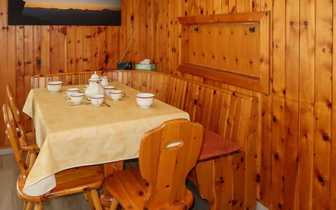 Nendaz 600: Mobilia, Tavolo, Proprietà, Sedia, Legna, Interior Design, Latifoglie, Color Legno, Pavimentazione, Tovaglia