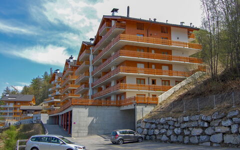 Nendaz 660: Ruota, Cielo, Auto, Costruzione, Nube, Proprietà, Veicolo, Pianta, Finestra