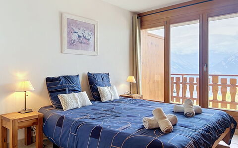 Nendaz 660: Mobilia, Interior Design, Legna, Pavimento, Pavimentazione, Camera, Letto, Camera Da Letto, Biancheria, Appartamento