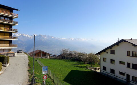 Cerisiers Hrez: Proprietà, Cielo, Architettura, Zona Residenziale, Costruzione, Casa, Immobiliare, Montagna, Hill Station, Catena Montuosa
