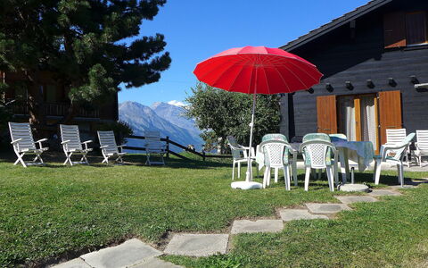 Peer Gynt: Ombrello, Cielo, Rosso, Proprietà, Erba, Prato, Casa, Immobiliare, Albero, Casa
