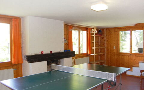 Les Etoiles: Ping Pong, Camera, Proprietà, Sala Di Ricreazione, Mobilia, Tavolo, Costruzione, Pavimento, Casa, Interior Design