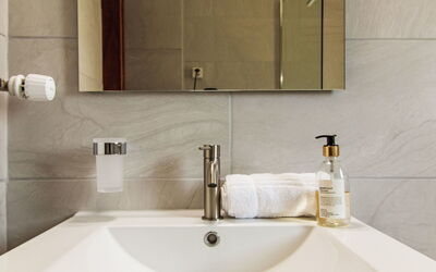 Bouleaux A1 800.7: Rubinetto, Idraulico Fixture, Lavello, Lavandino Del Bagno, Proprietà, Specchio, Bagno, Costruzione, Mobiletto Del Bagno, Interior Design