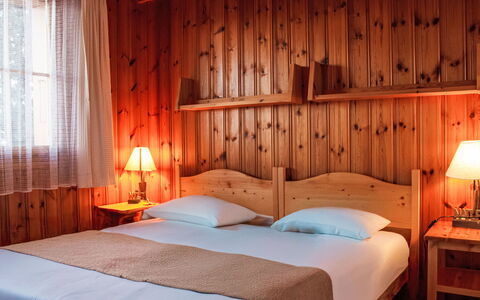 Magicien: Interior Design, Mobilia, Letto, Camera Da Letto, Legna, Lenzuolo, Soffitto, Bedding, Pavimento, Camera