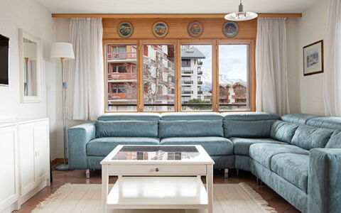 Nendaz 831: Tavolo, Divano, Mobilia, Proprietà, Azzurro, Finestra, Comfort, Soggiorno, Legna, Interior Design