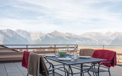 Nendaz 840: Nube, Cielo, Montagna, Tavolo, Proprietà, Mobilia, Sedia, Mobili Da Esterno, Acqua, Legna