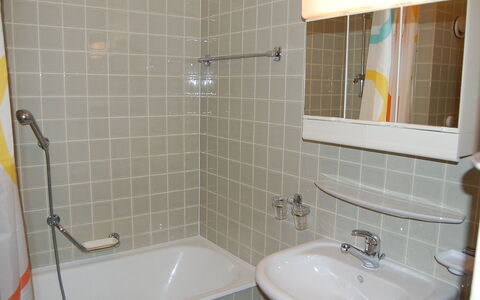 Bel Alp D3: Bagno, Piastrella, Proprietà, Camera, Vasca Da Bagno, Idraulico Fixture, Parete, Pavimento, Rubinetto, Bagno Accessorio