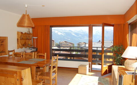 Bel Alp D3: Camera, Proprietà, Mobilia, Costruzione, Interior Design, Casa, Pavimento, Immobiliare, Soffitto, Tavolo