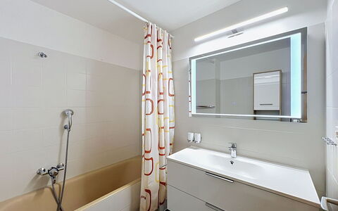 Diana E2: Idraulico Fixture, Interior Design, Pavimentazione, Parete, Bagno, Pavimento, Rubinetto, Idraulico, Lavandino Del Bagno, Soffitto