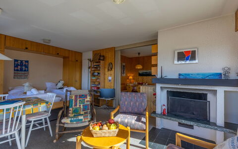 Nendaz 890: Proprietà, Mobilia, Tavolo, Interior Design, Illuminazione, Sedia, Cornice, Soggiorno, Pavimentazione, Soffitto