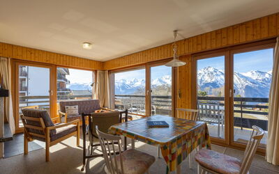 Nendaz 890: Mobilia, Tavolo, Costruzione, Finestra, Sedia, Legna, Pianta, Interior Design, Shade, Pavimento