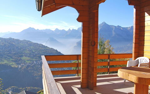Gamine: Proprietà, Cielo, Montagna, Architettura, Camera, Albero, Casa, Legna, Casa, Atmosfera