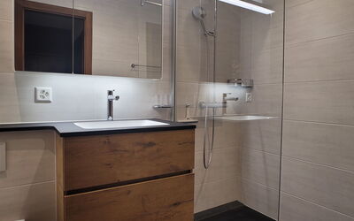 Veysonnaz 100: Specchio, Rubinetto, Lavello, Proprietà, Cabinetry, Idraulico Fixture, Mobiletto Del Bagno, Costruzione, Controsoffitto, Architettura