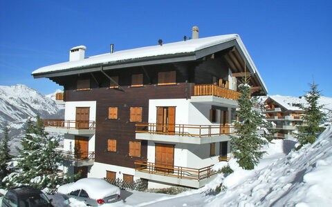 Veysonnaz 300: Cielo, Nube, Montagna, Costruzione, Proprietà, Auto, Veicolo, Pianta, Ruota, Architettura