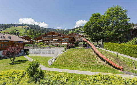 Schönried 200: Giardino, Groundcover, Prato, Landscaping, Shade, Estate, Cortile, Eco Hotel, Backyard, Cortile